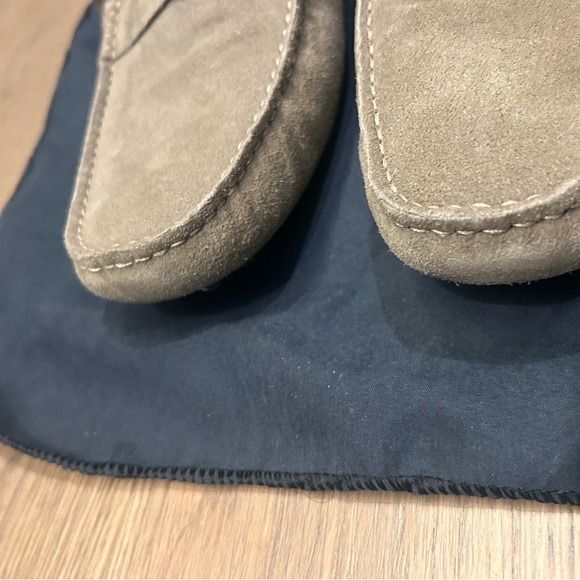 Elegant Men\'s Suede Loafers in Gray